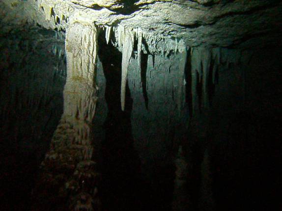 Formações submersas na bela caverna La Taina, em Santo Domingo, capital da República Dominicana